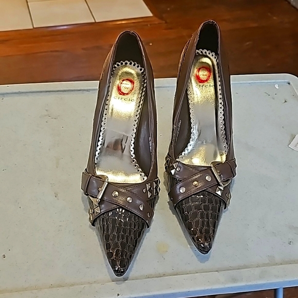 Red Circle Heels, Sz 8.5, Brown, Buckle Design Silvertone Round & Square Studs - Picture 3 of 16